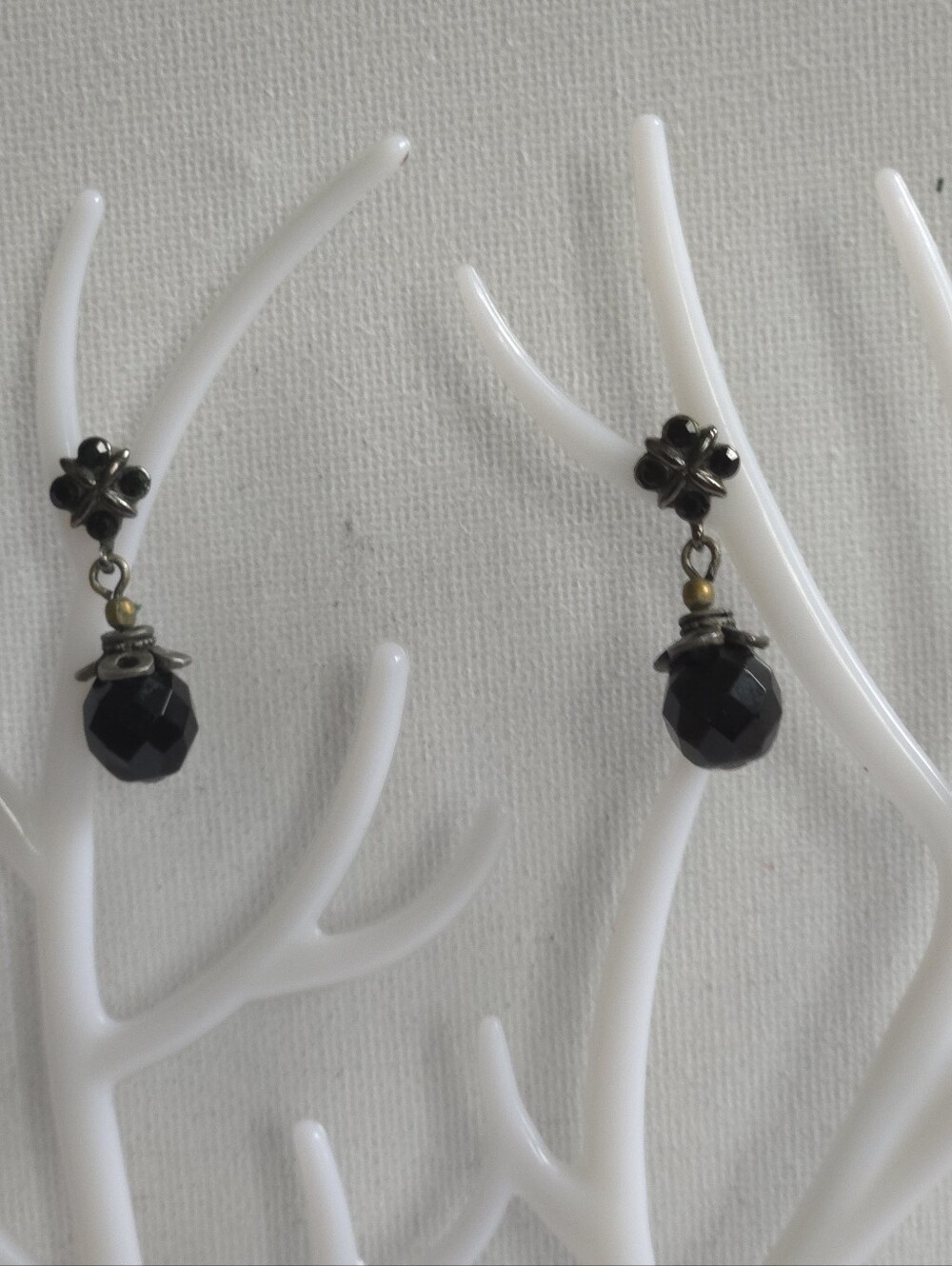 Vintage Style Black Faceted Glass Drop Pierced Earrings Silver-Tone Antique - Picture 2 of 8